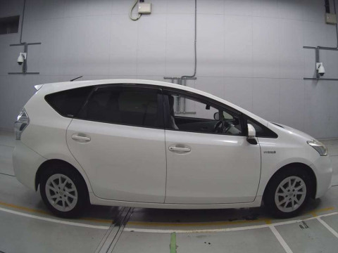 2012 Toyota Prius alpha ZVW41W[2]