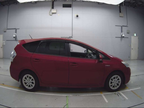 2012 Toyota Prius alpha ZVW41W[2]