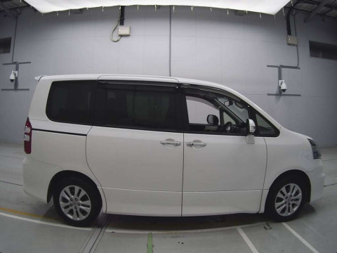 2012 Toyota Noah ZRR70W[2]