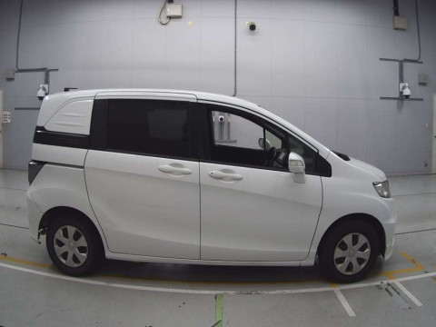 2014 Honda Freed Spike GB3[2]