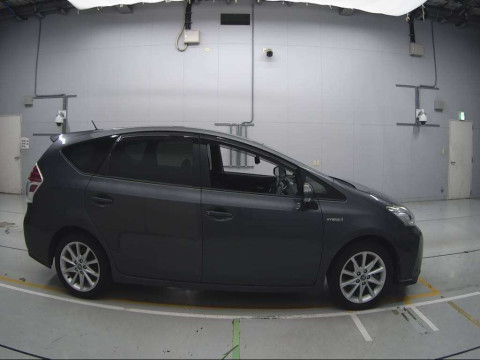 2015 Toyota Prius alpha ZVW41W[2]