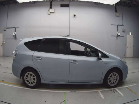 2012 Toyota Prius alpha ZVW40W[2]