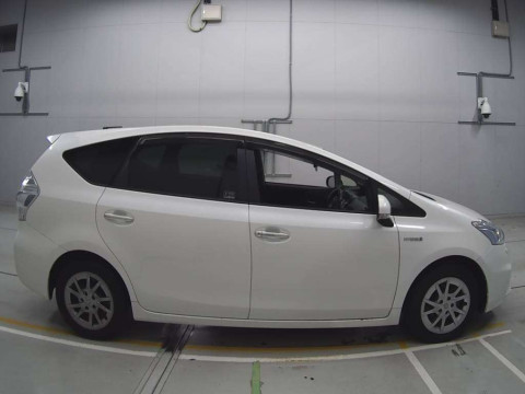 2014 Toyota Prius alpha ZVW40W[2]