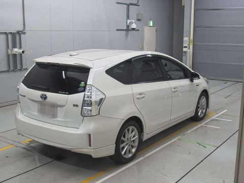 2013 Toyota Prius alpha ZVW41W[1]