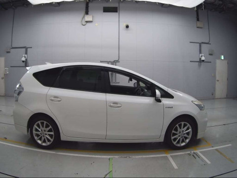 2013 Toyota Prius alpha ZVW41W[2]