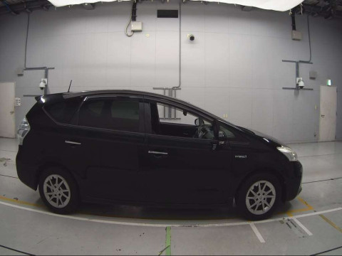 2014 Toyota Prius alpha ZVW40W[2]