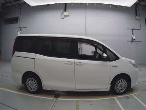 2014 Toyota Noah ZWR80G[2]