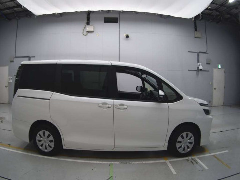 2014 Toyota Voxy ZRR80G[2]