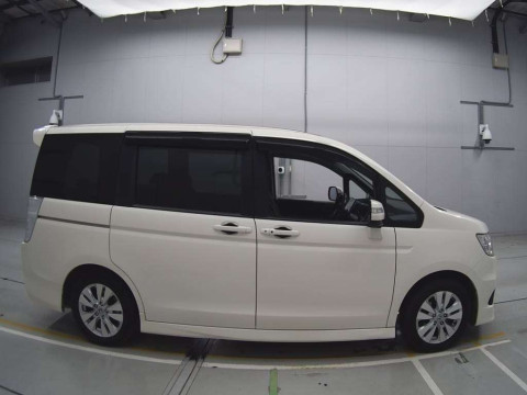 2011 Honda Step WGN Spada RK5[2]