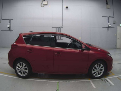 2014 Toyota Auris NZE181H[2]