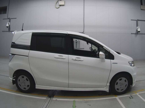 2014 Honda Freed spike hybrid GP3[2]