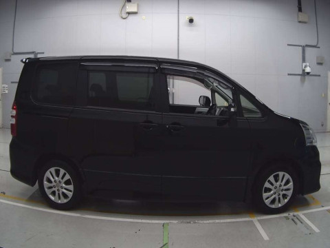 2012 Toyota Noah ZRR70W[2]