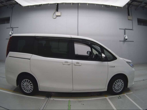 2016 Toyota Noah ZWR80G[2]