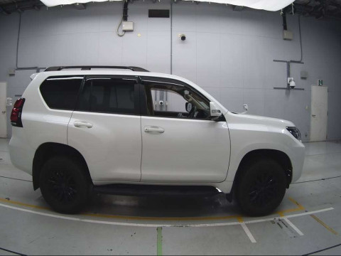 2021 Toyota Land Cruiser Prado TRJ150W[2]