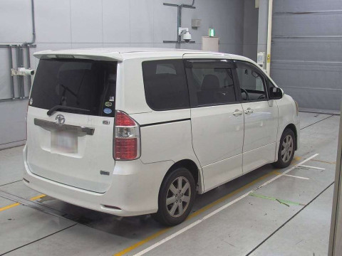 2009 Toyota Noah ZRR70W[1]