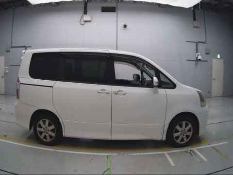 2009 Toyota Noah ZRR70W[2]