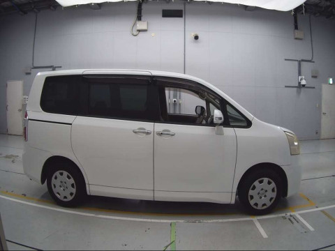 2009 Toyota Noah ZRR70G[2]