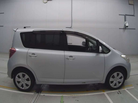 2010 Toyota Ractis SCP100[2]