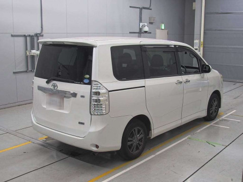 2012 Toyota Noah ZRR70G[1]