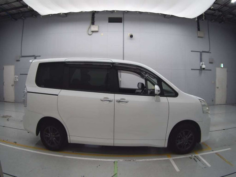 2012 Toyota Noah ZRR70G[2]