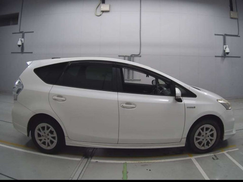 2013 Toyota Prius alpha ZVW40W[2]