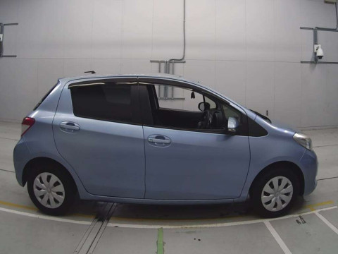 2014 Toyota Vitz NSP130[2]