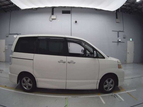 2006 Toyota Voxy AZR60G[2]