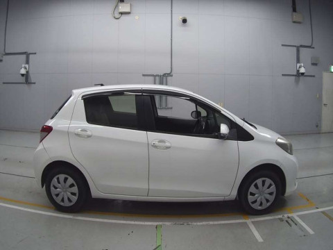 2013 Toyota Vitz KSP130[2]