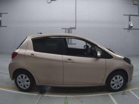 2015 Toyota Vitz KSP130[2]