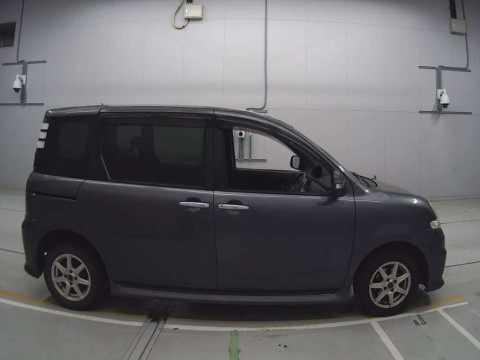 2010 Toyota Sienta NCP81G[2]