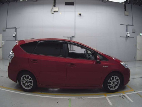 2014 Toyota Prius alpha ZVW41W[2]