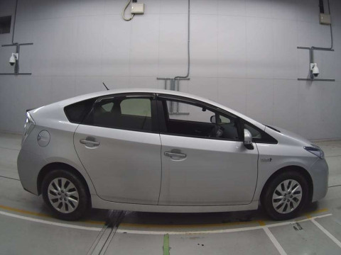 2014 Toyota Prius PHV ZVW35[2]