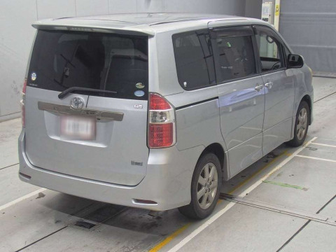 2007 Toyota Noah ZRR70W[1]