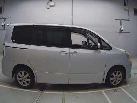 2007 Toyota Noah ZRR70W[2]