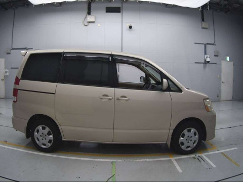 2005 Toyota Noah AZR60G[2]