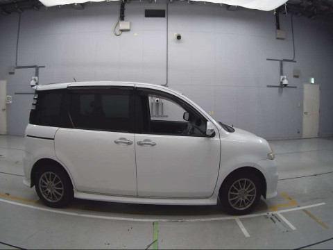 2010 Toyota Sienta NCP81G[2]