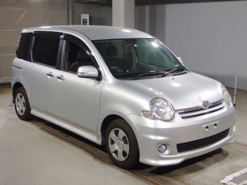 2010 Toyota Sienta NCP81G[2]