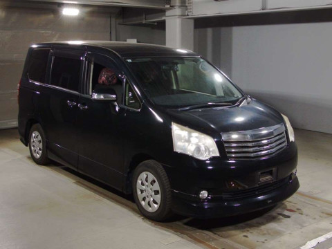 2013 Toyota Noah ZRR70G[2]