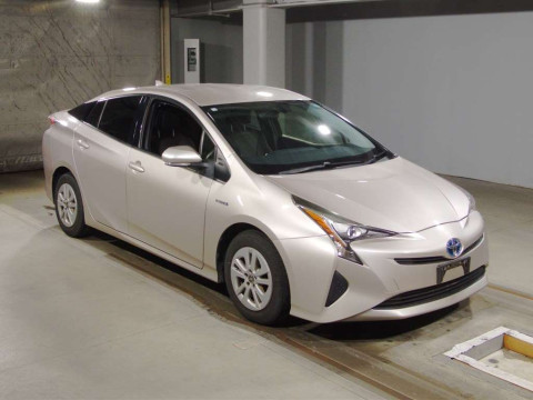 2016 Toyota Prius ZVW50[2]