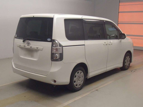 2010 Toyota Voxy ZRR70G[1]