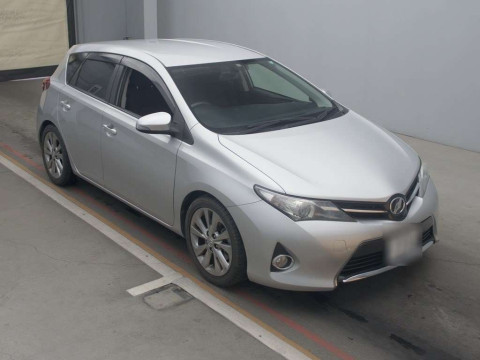 2013 Toyota Auris ZRE186H[2]