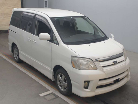 2006 Toyota Noah AZR60G[2]