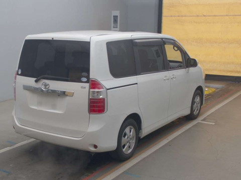 2010 Toyota Noah ZRR70G[1]