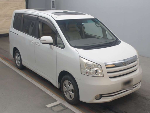 2010 Toyota Noah ZRR70G[2]