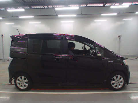 2012 Honda Freed spike hybrid GP3[2]