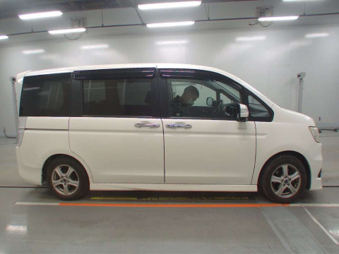 2011 Honda Step WGN Spada RK5[2]