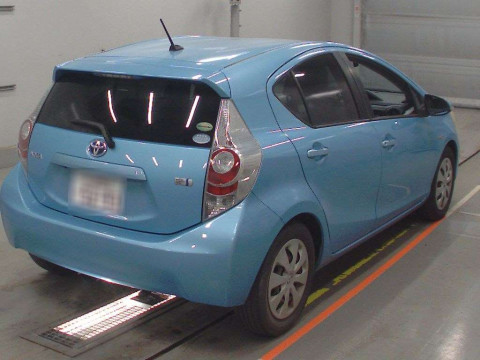 2012 Toyota Aqua NHP10[1]