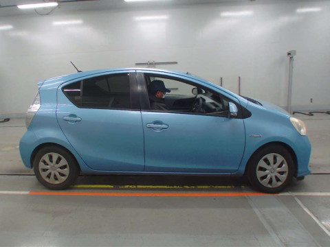 2012 Toyota Aqua NHP10[2]