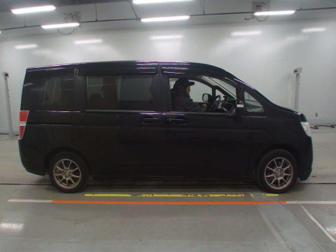 2010 Honda Step WGN RK1[2]