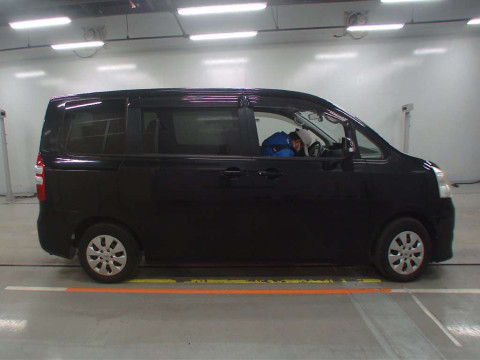 2013 Toyota Noah ZRR70G[2]